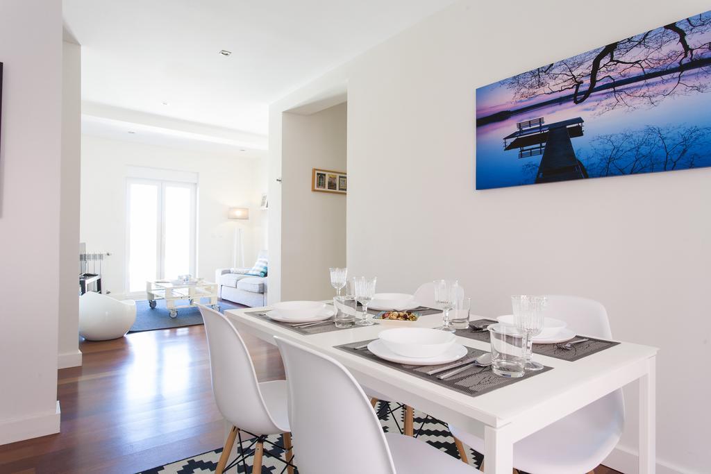 Joivy Joyful 2Br Apt With Terrace Nearby Sao Bento Palace Lisbona Camera foto